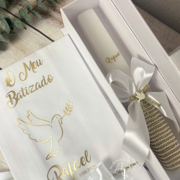 Conjunto de batismo com pomba, vela, concha, toalha e caixa personalizada