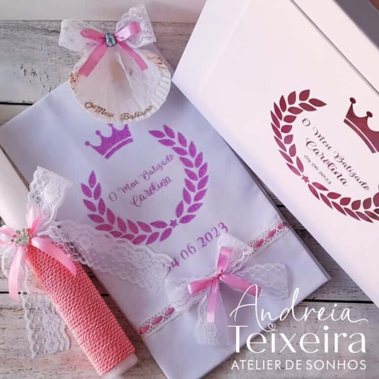 Conjunto de batismo - Princesa 2 Convite de batizado com detalhes em rosa, laços de renda e uma coroa, para uma menina chamada Andreia Teixeira, com data de 06.2023.