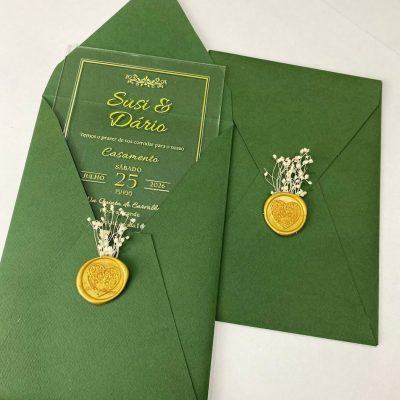 Convite de casamento em acrílico com envelope em bico e lacre decorativo - Atelier de Sonhos