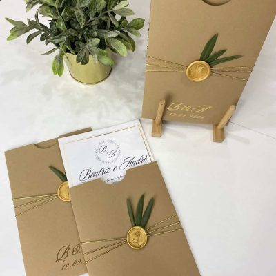 Convite de casamento craft com envelope manga e folha de oliveira com lacre decorativo