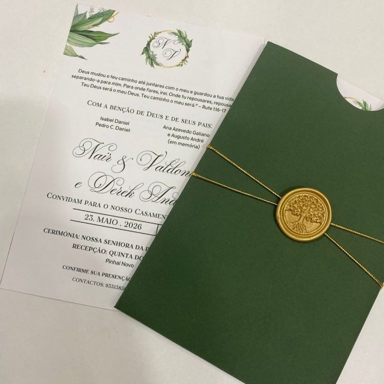 Convite de casamento com envelope verde escuro e selo de cera dourado, acompanhado de um cartão com detalhes florais e texto em português.