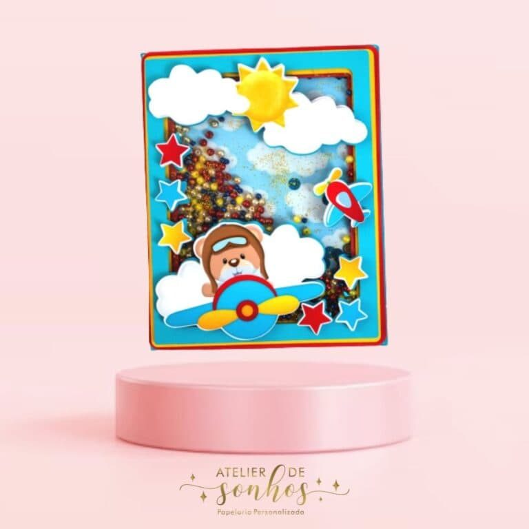 Brinquedo de papel com tema espacial, estrelas, nuvens, sol, planeta e astronauta em cores vibrantes, ideal para decoração infantil ou atividades educativas.