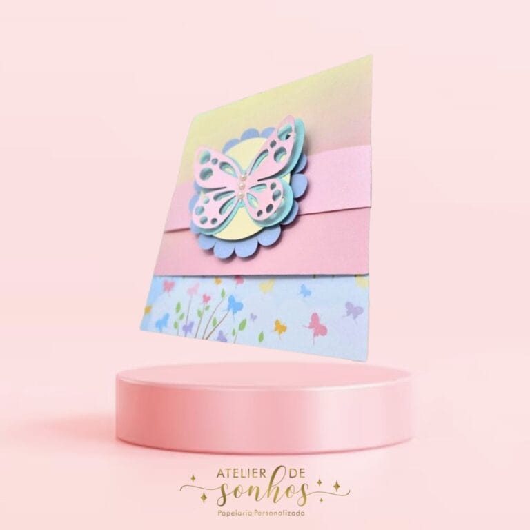 Cadeado decorativo de borboleta em cores pastel, ideal para decoração de festas infantis ou eventos temáticos delicados.