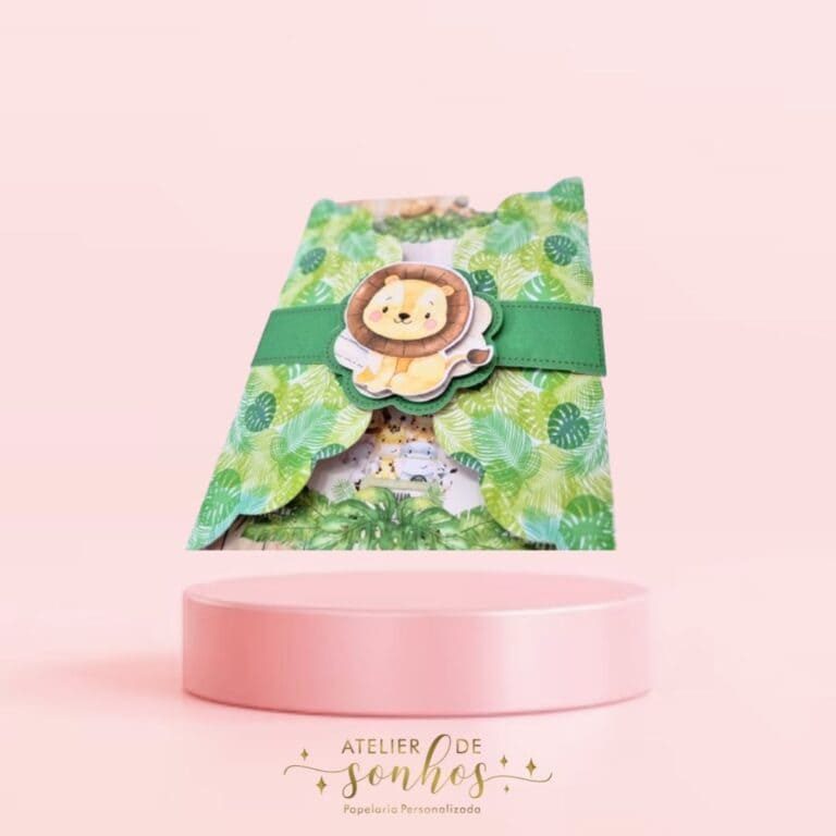 Capa de papel personalizada com tema de leão, decorada com folhas verdes e uma fita verde, ideal para embrulhar presentes infantis ou lembranças para ocasiões especiais.