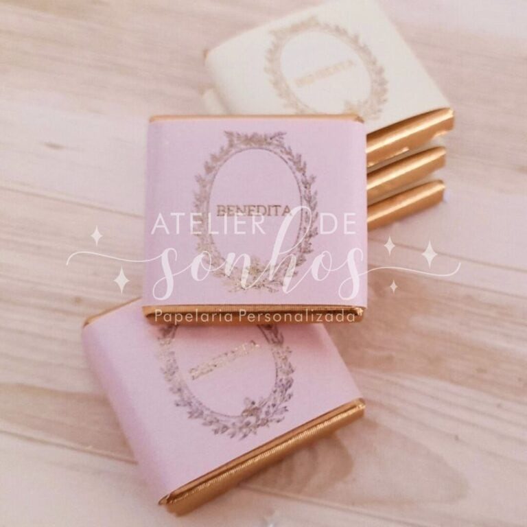 Lata de papelaria personalizada com design elegante e detalhes dourados, ideal para presentes ou organização de escritório.