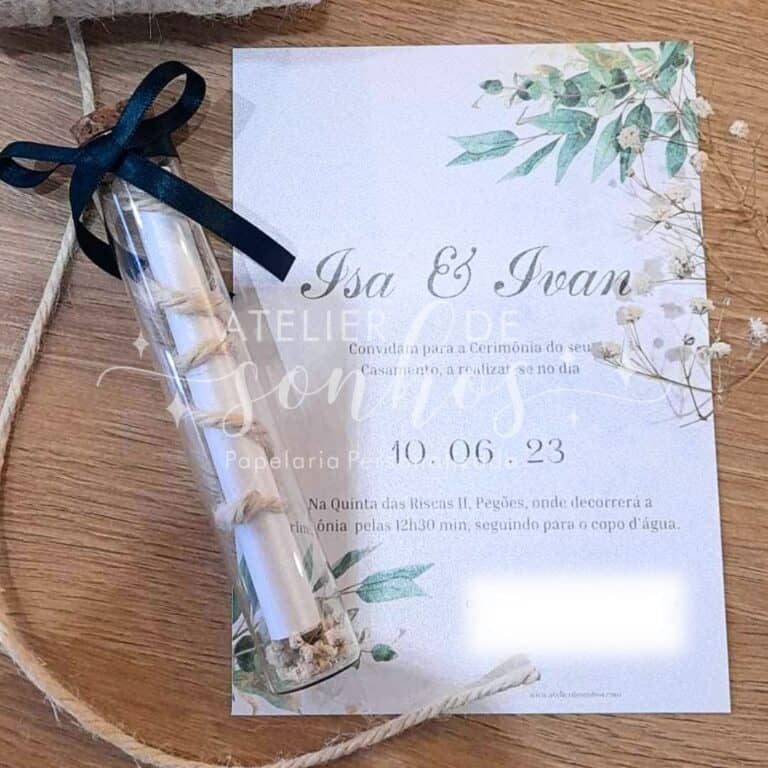 Convite de casamento com detalhes florais e tubo de mensagem decorativa, em papel de alta qualidade, para cerimônia de Isa e Ivoan.