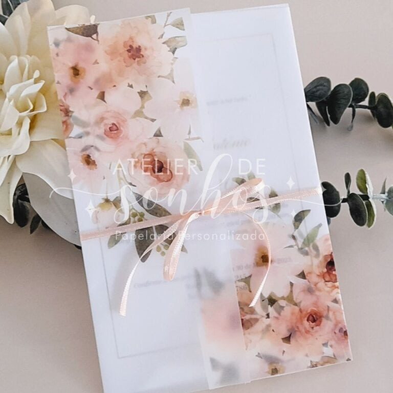 Cadeado de papel com design floral em tons de rosa e bege, decorado com fita de cetim, em fundo branco com flores e folhas ao redor, ideal para convites ou presentes elegantes.