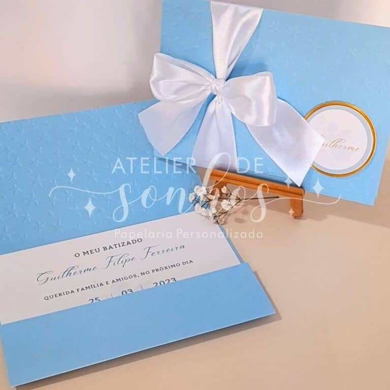Cadeado de presente azul com fita de cetim branca e convite de batizado personalizado para menino, com detalhes delicados e elegantes.