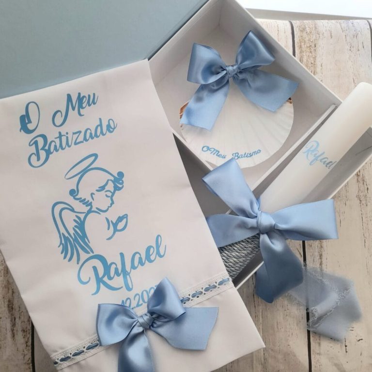 Baptizado de Rafael com detalhes azuis Saco de lembranças e toalha com tema de batismo de Rafael, decorados com laços azuis e uma ilustração de um anjo.