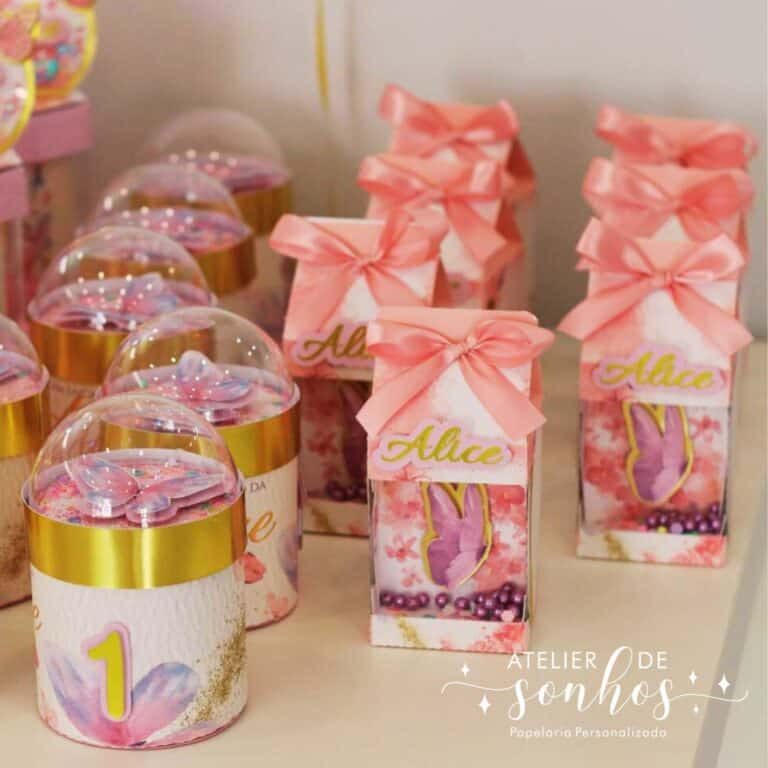 Cadeias de ovos de Páscoa decorativos com coelhinhos e laços rosa, perfeitos para festas infantis ou celebrações de Páscoa, criados por Atelier de Sonhos.
