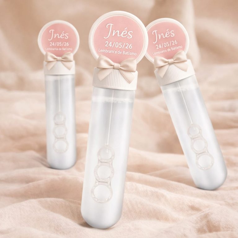 Três frascos de bolhas de sabão decorados com etiquetas rosa com nome e data de batismo.