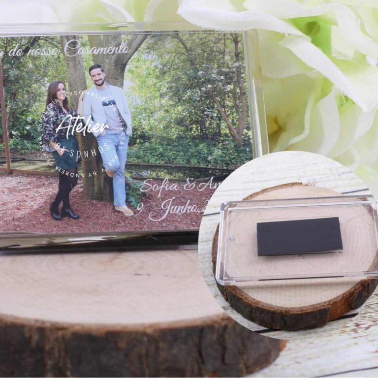 Quadro de fotos de um casal no parque com uma mensagem de amor, decorado com uma flor branca ao lado, em um ambiente natural e acolhedor.