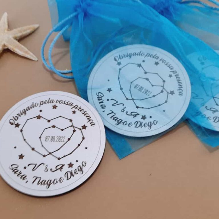 Sacos de lembrança de casamento com tags personalizadas em forma de coração, decorados com estrelas-do-mar e pérolas, ideal para eventos em praias ou temas marítimos.