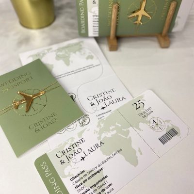 Convite de casamento passaporte com boarding pass personalizado e avião dourado, inspirado em viagens.