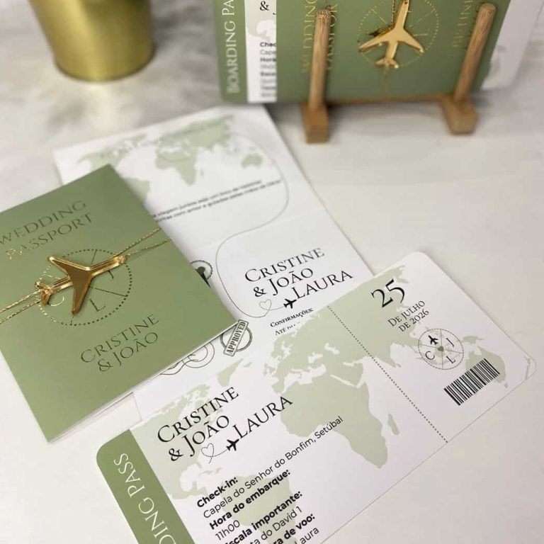 Convite de casamento passaporte com boarding pass personalizado e avião dourado, inspirado em viagens.