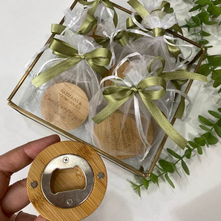 Abre-caricas íman em MDF gravado a laser com saquinho de organza e laço
