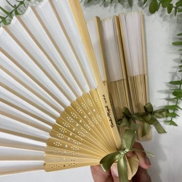 Leque em madeira personalizado com laço para casamento e batizado