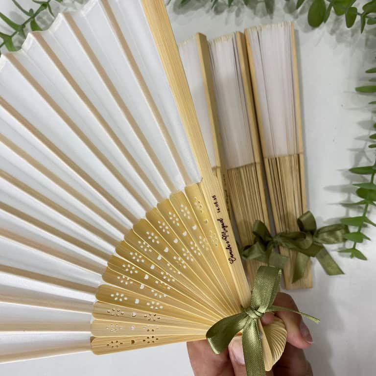 Leque em madeira personalizado com laço para casamento e batizado