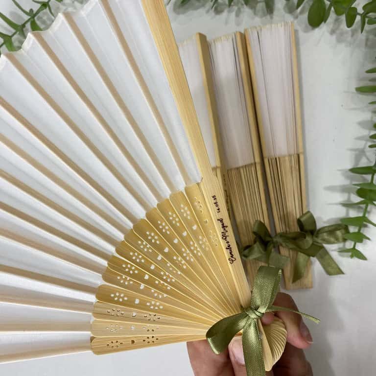 Leque em madeira personalizado com laço para casamento e batizado