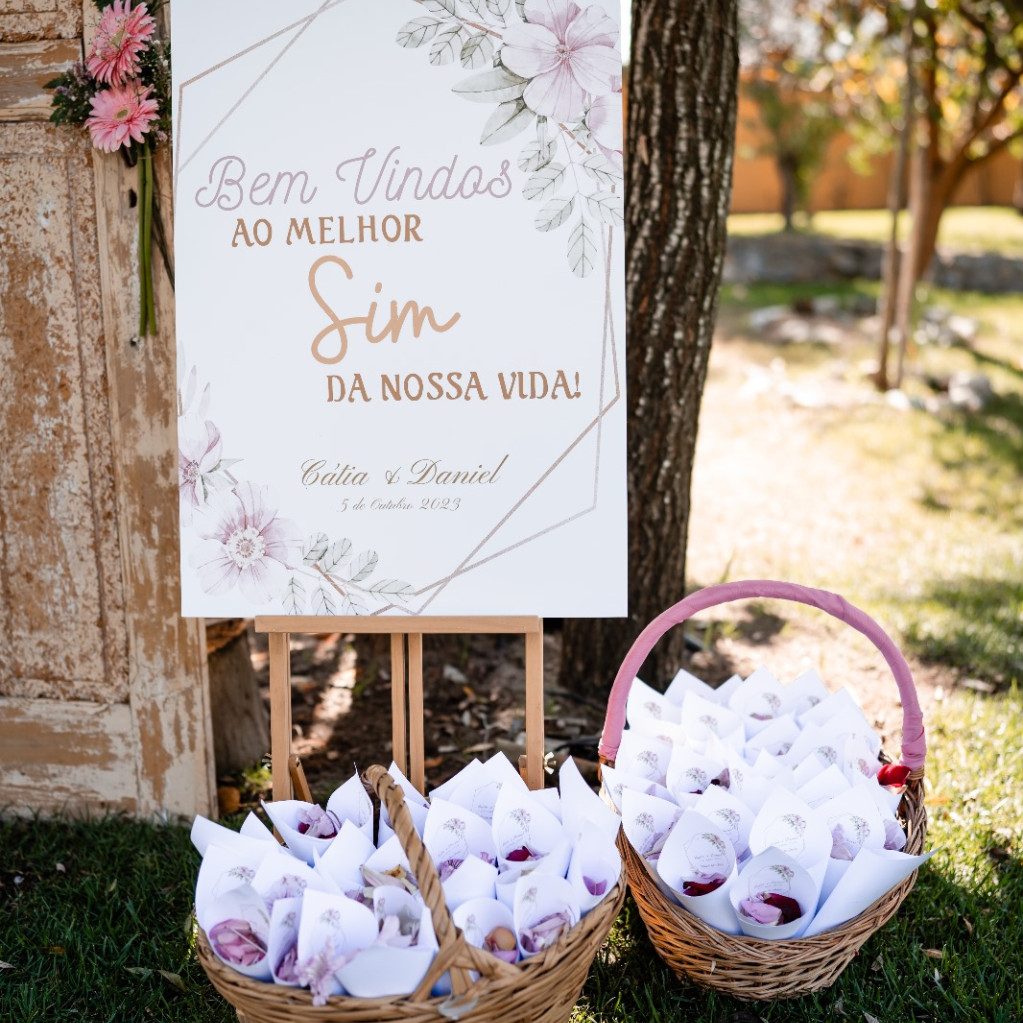 atelier de sonhos artigos de casamento estacionario (3) Placa de boas-vindas para casamento da Coleção Jardim em PVC com ilustrações florais em rosa e letras douradas.