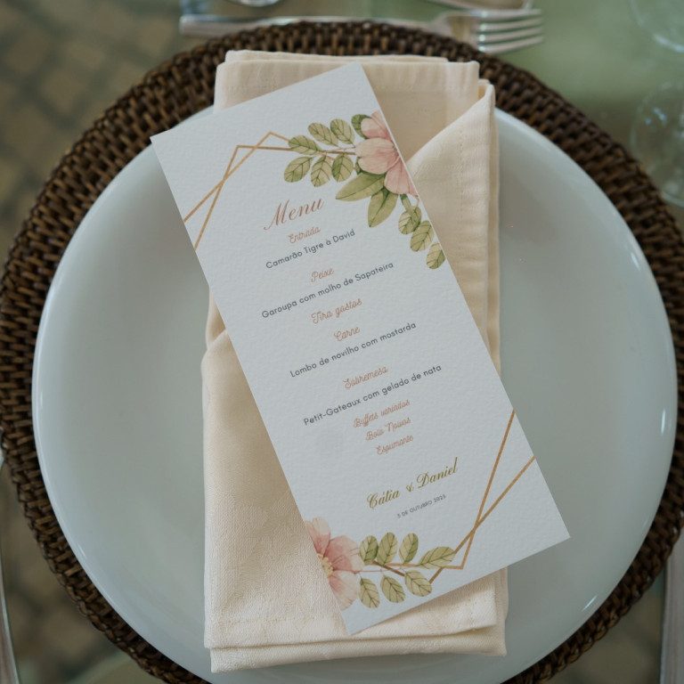 atelier de sonhos artigos de casamento estacionario (4) Ementa individual de casamento da Coleção Essência impressa em folha de 240g com ilustrações botânicas delicadas.