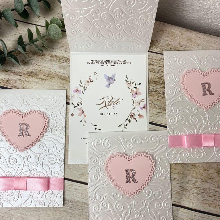 Cadeado de coração rosa com letra "R" em relevo, decorado com fita de cetim rosa, em convite de casamento com fundo branco com relevo delicado.