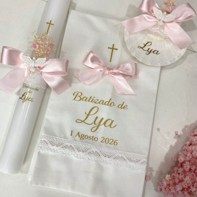 Vela, toalha e concha de batizado personalizadas para a Lya com flores preservadas e foil dourado.