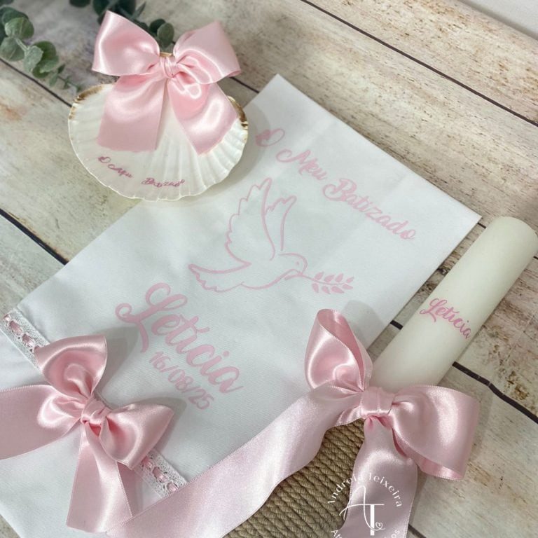 Vela, toalha e concha de batizado personalizadas em rosa com pomba para a Leticia.