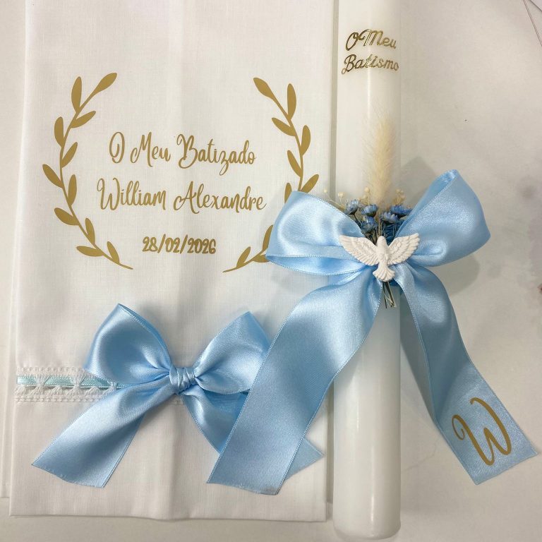 Vela e toalha de batizado com pomba e flores secas em azul e foil dourado.