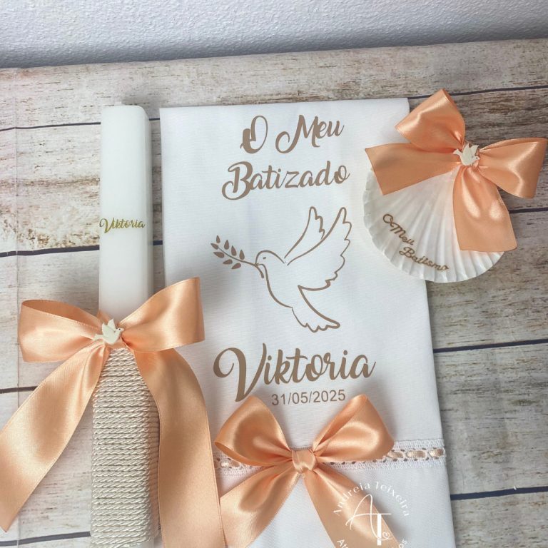 Vela, toalha e concha de batizado personalizadas em tom pêssego com pomba para a Viktoria.