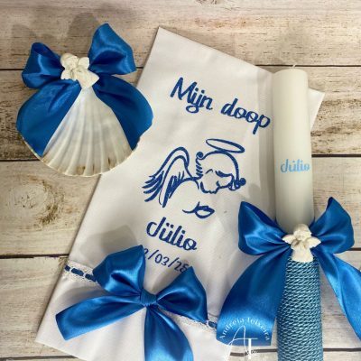 Vela, toalha e concha de batizado personalizadas em azul royal com aplique de anjo em relevo.