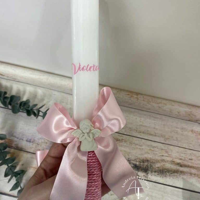 Vela de batismo personalizada para a Violeta com laço rosa e aplique de anjo em oração.