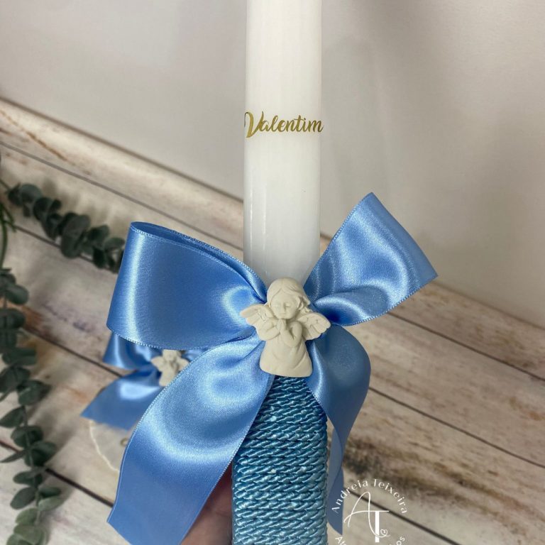 Vela de batismo personalizada para o Valentim com laço azul e aplique de anjo em oração.