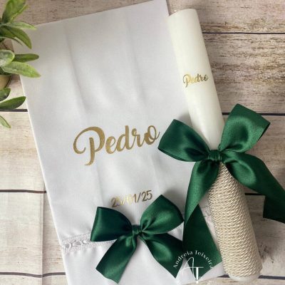 Vela e toalha de batizado personalizadas para o Pedro com laços verde floresta e nome em foil dourado.