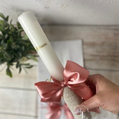 Vela de batismo personalizada para a Mariana com nome em foil dourado e laço de cetim rosa antigo.