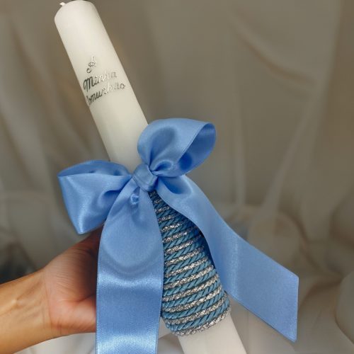Vela de comunhão com inscrição prateada, laço azul de cetim e base revestida em cordão trançado azul e prata.